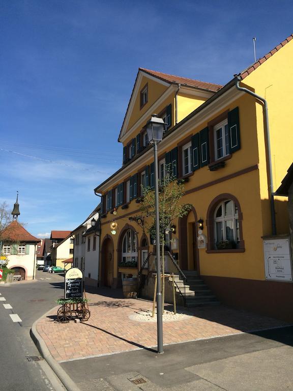 Weinhotel / Gasthaus Zur Sonne Иринген Екстериор снимка