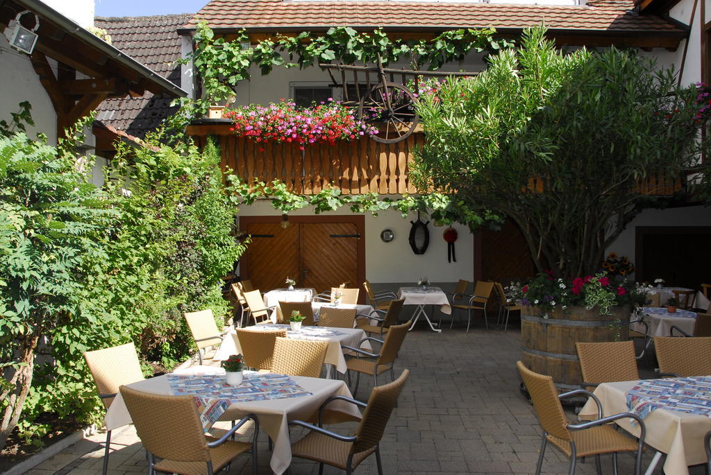 Weinhotel / Gasthaus Zur Sonne Иринген Екстериор снимка